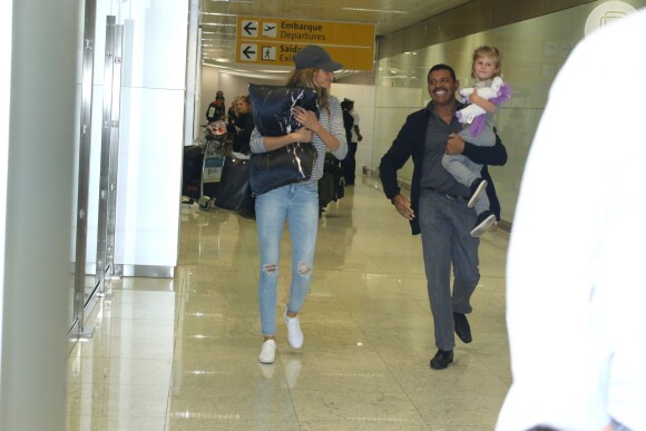 Gisele Bündchen desembarca em São Paulo com a filha caçula, Vivian Lake, na manhã desta terça-feira, 10 de maio de 2016