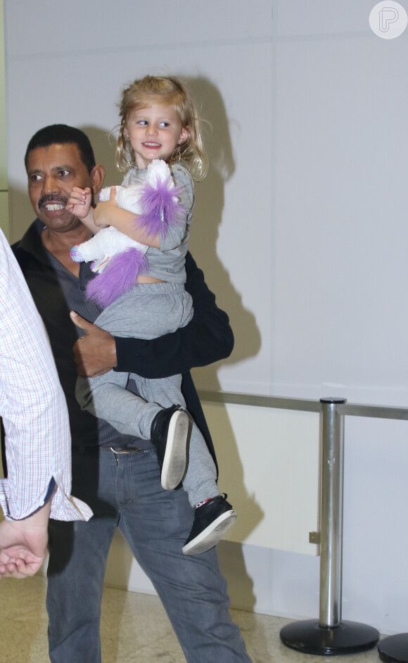 Gisele Bündchen desembarca em São Paulo com a filha caçula, Vivian Lake, na manhã desta terça-feira, 10 de maio de 2016