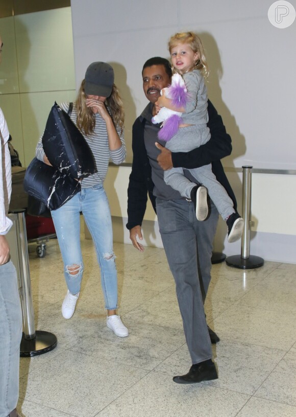 Gisele Bündchen desembarca em São Paulo com a filha caçula, Vivian Lake, na manhã desta terça-feira, 10 de maio de 2016