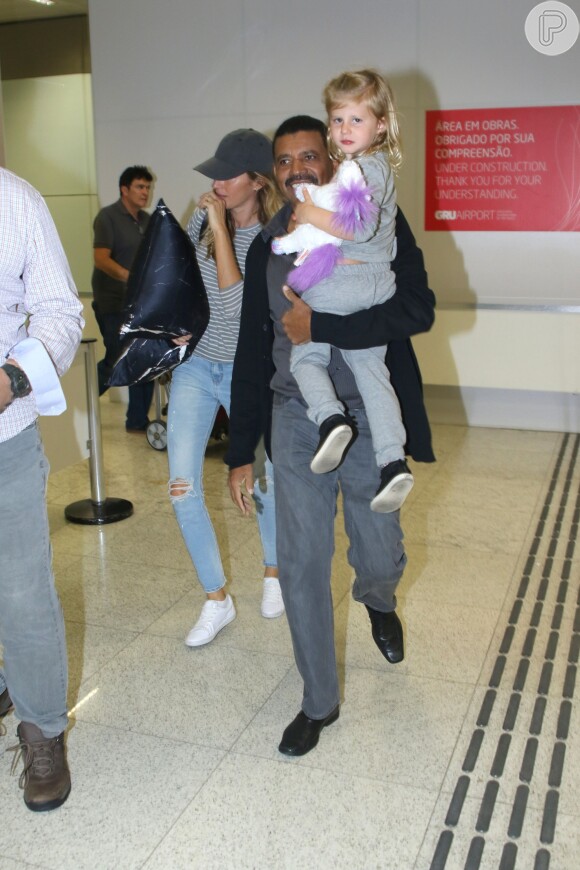 Gisele Bündchen desembarca em São Paulo com a filha caçula, Vivian Lake, na manhã desta terça-feira, 10 de maio de 2016