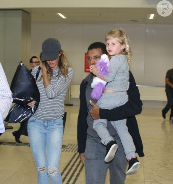 Gisele Bündchen desembarca em São Paulo com a filha caçula, Vivian Lake, na manhã desta terça-feira, 10 de maio de 2016