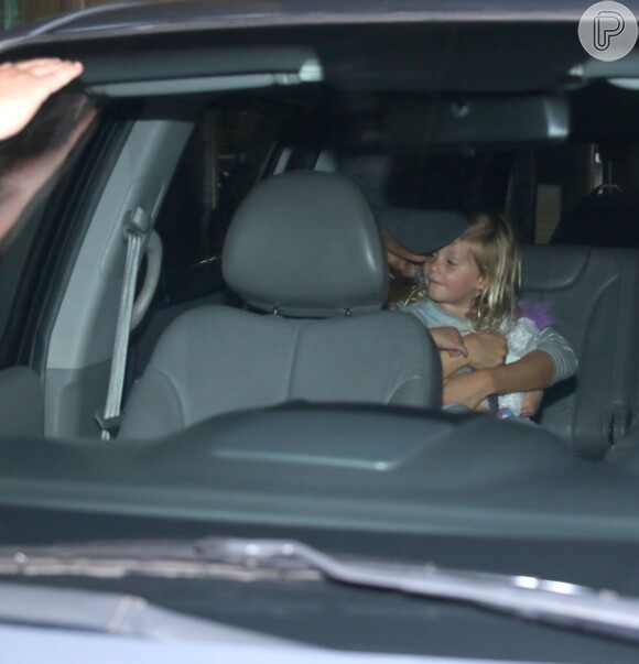 Gisele Bündchen desembarca em São Paulo com a filha caçula, Vivian Lake, na manhã desta terça-feira, 10 de maio de 2016