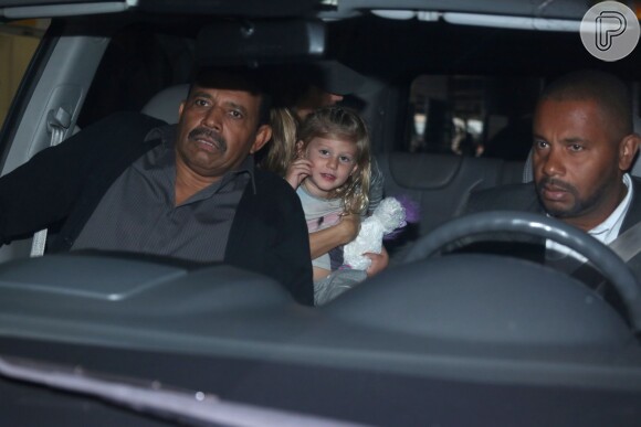 Gisele Bündchen desembarca em São Paulo com a filha caçula, Vivian Lake, na manhã desta terça-feira, 10 de maio de 2016