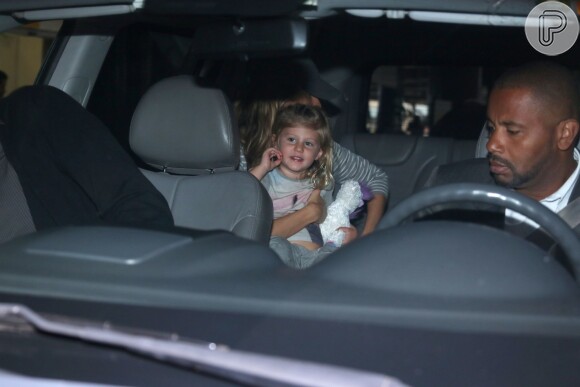 Gisele Bündchen desembarca em São Paulo com a filha caçula, Vivian Lake, na manhã desta terça-feira, 10 de maio de 2016