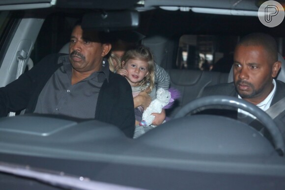 Gisele Bündchen desembarca em São Paulo com a filha caçula, Vivian Lake, na manhã desta terça-feira, 10 de maio de 2016