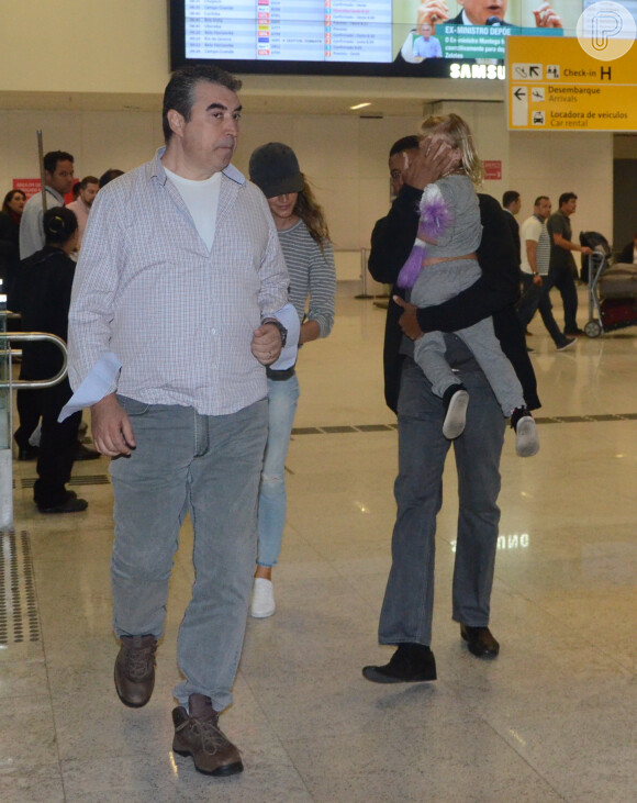 Gisele Bündchen desembarca em São Paulo com a filha caçula, Vivian Lake, na manhã desta terça-feira, 10 de maio de 2016