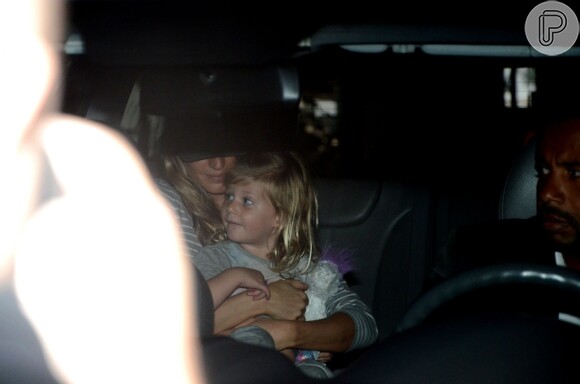 Gisele Bündchen desembarca em São Paulo com a filha caçula, Vivian Lake, na manhã desta terça-feira, 10 de maio de 2016