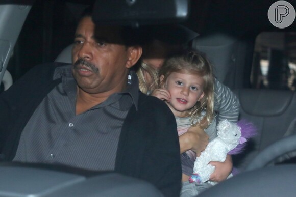 Gisele Bündchen desembarca em São Paulo com a filha caçula, Vivian Lake, na manhã desta terça-feira, 10 de maio de 2016