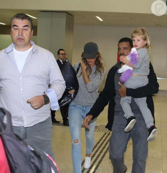 Gisele Bündchen desembarca em São Paulo com a filha caçula, Vivian Lake, na manhã desta terça-feira, 10 de maio de 2016