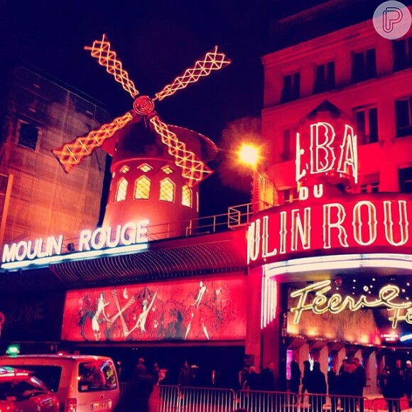 José Loreto publica foto do Moulin Rouge, em Paris
