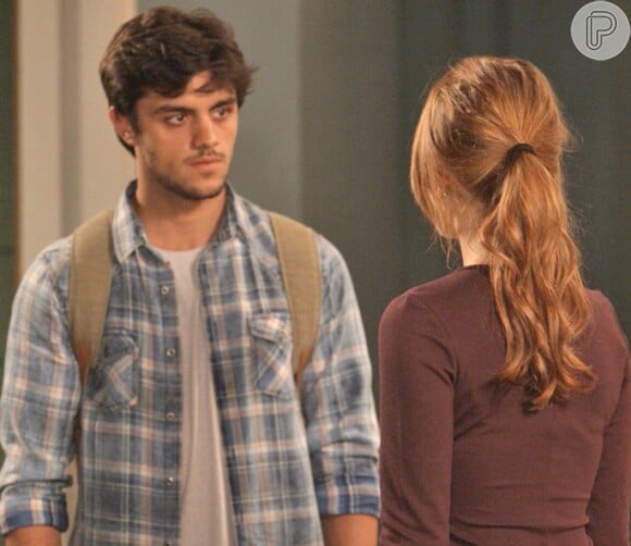 Em 'Totalmente Demais', Eliza (Marina Ruy Barbosa) contará para Jonatas (Felipe Simas) que passará um ano em Paris por causa de um convite de trabalho