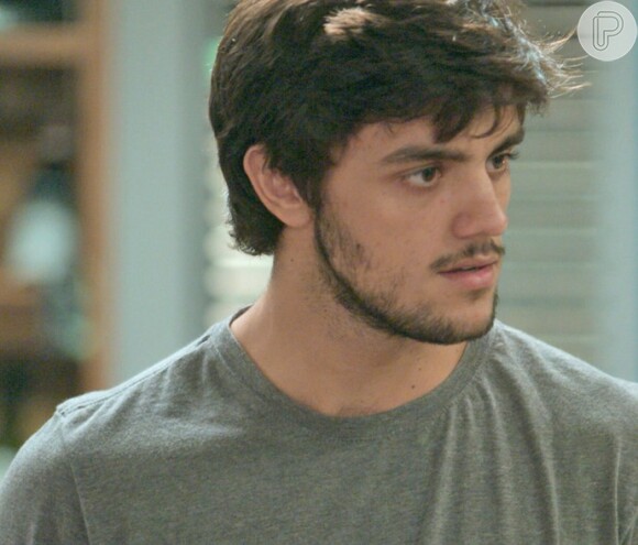 Jonatas (Felipe Simas) conversa com Eliza (Marina Ruy Barbosa) sobre o fato de Arthur (Fabio Assunção) acompanhá-la na viagem