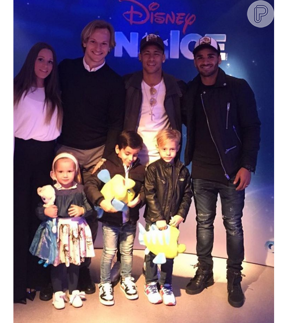 Neymar levou o filho, Davi Lucca, a espetáculo da Disney junto com seus companheiros de Barcelona