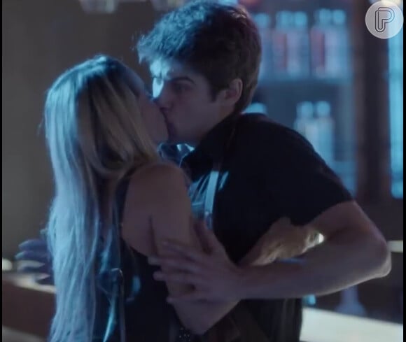 Charles (Raphael Sander) tenta afastar Suely (Danielle Winits), mas é tarde demais, Débora (Olivia Torres) vê os dois se beijando, na novela 'Totalmente Demais'