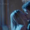 Suely (Danielle Winits) surpreende Charles (Raphael Sander) com um beijo, na novela 'Totalmente Demais'