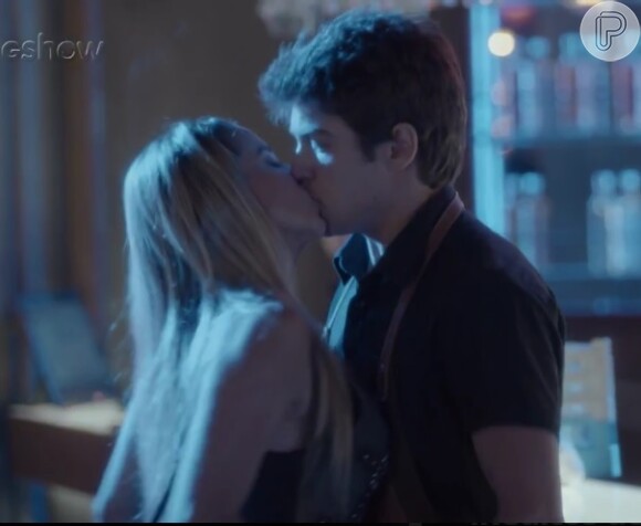 Suely (Danielle Winits) surpreende Charles (Raphael Sander) com um beijo, na novela 'Totalmente Demais'