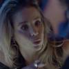 Suely (Danielle Winits) inventa que vai ajudar Charles (Raphael Sander) a ter sua primeira noite com Débora (Olivia Torres), na novela 'Totalmente Demais'
