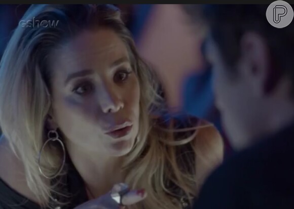 Suely (Danielle Winits) inventa que vai ajudar Charles (Raphael Sander) a ter sua primeira noite com Débora (Olivia Torres), na novela 'Totalmente Demais'