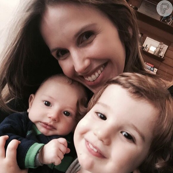 Mariana Ferrão se derreteu ao posar com os filhos Miguel e João: 'Estou me achando como mãe de dois!!'