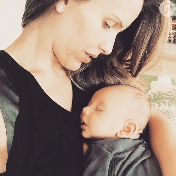 Mariana Ferrão está de licença-maternidade após o nascimento de João