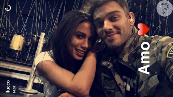 Lucas Lucco postou uma foto com Anitta e escreveu na legenda: 'Amo'