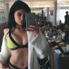 Kylie Jenner mostrou a barriguinha sarada em uma foto de biquíni