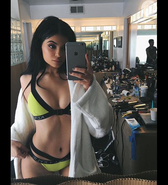 Kylie Jenner mostrou a barriguinha sarada em uma foto de biquíni
