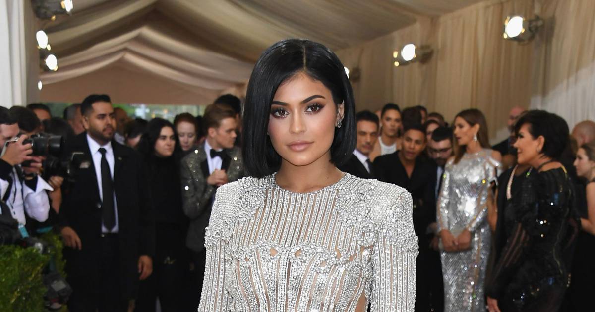 Kylie Jenner Usou Um Look Colado Com Transparência E Exibiu O Corpaço No Met Purepeople 