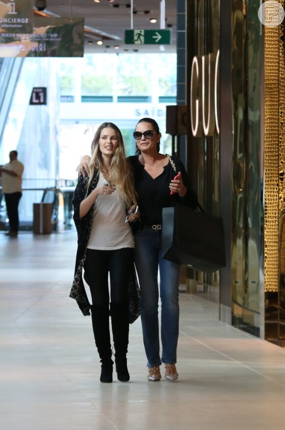Luiza Brunet passeia com a filha Yasmin Brunet no shopping