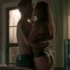 Eliza (Marina Ry Barbosa) seduz Jonatas (Felipe Simas) com lingerie fio-dental na novela 'Totalmente Demais'