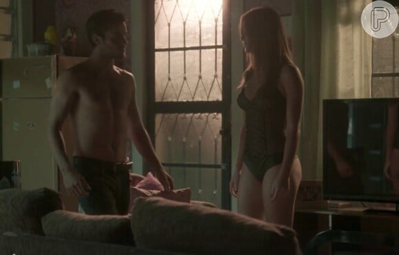 Eliza (Marina Ry Barbosa) fez striptease para Jonatas (Felipe Simas)