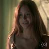 Eliza (Marina Ry Barbosa) surpreende Jonatas (Felipe Simas) com um striptease