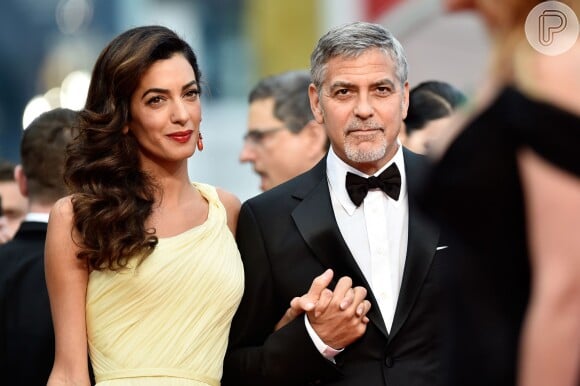 Amal Alamuddin acompanhou o marido, George Clooney, no tapete vermelho do longa 'Jogo do Dinheiro'