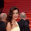 Amal Alamuddin, mulher de George Clooney, se atrapalha com vestido em Cannes