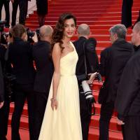 Amal Alamuddin, mulher de George Clooney, se atrapalha com vestido em Cannes