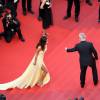 Amal Alamuddin apostou em um Versace amarelo e com uma fenda generosa para o festival de Cannes nesta quinta-feira (12)