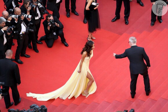 Amal Alamuddin apostou em um Versace amarelo e com uma fenda generosa para o festival de Cannes nesta quinta-feira (12)