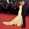Amal Clooney contou com a ajuda do marido para subir as escadas do Palácio dos Festivais e ganhou muito chamego do ator