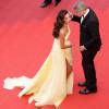 Cuidadoso, George Clooney não tirou as atenções da mulher para que não tropeçasse no vestido