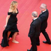 Julia Roberts rouba a cena ao surgir descalça no Festival de Cannes 2016
