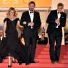 A atriz, que brilhou no Festival de Cannes 2016 com um vestido longo Armani Privé e joias Chopard, desceu as escadarias do Palácio dos Festivais já usando seus sapatos, como manda o figurino do evento de gala