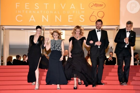 A atriz, que brilhou no Festival de Cannes 2016 com um vestido longo Armani Privé e joias Chopard, desceu as escadarias do Palácio dos Festivais já usando seus sapatos, como manda o figurino do evento de gala