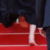 Desencanada, a atriz de Hollywood não se intimidou com a formalidade do evento e exibiu os pés descalços no evento  de gala