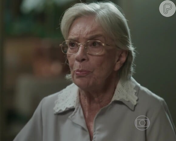 Euzébia (Regina Sampaio) pergunta a Lili (Vivianne Pasmanter) se o pai do bebê que ela espera é Germano (Humberto Martins) ou Rafael (Daniel Rocha), na novela 'Totalmente Demais'