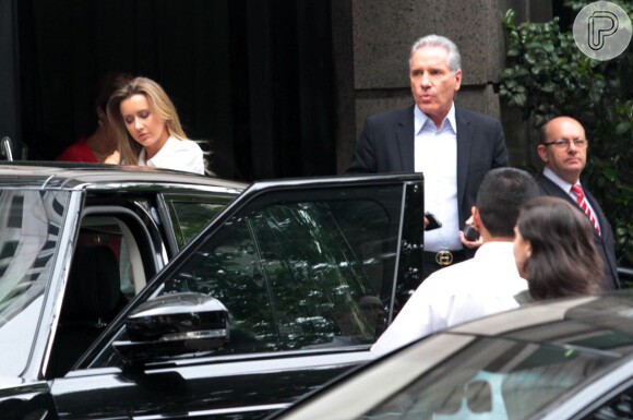 Roberto Justus e Ana Paula Siebert entram no carro após almoço em restaurante