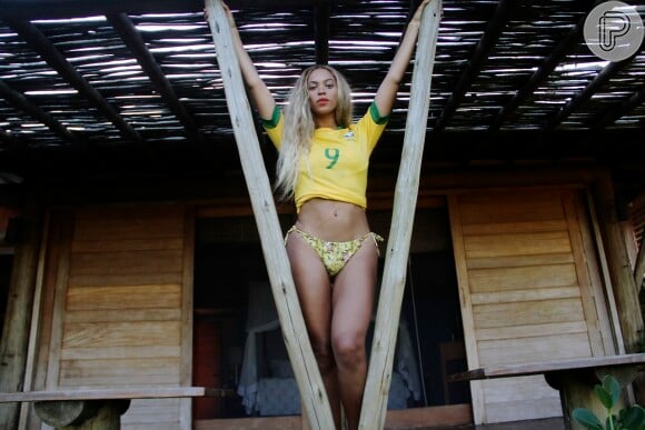 Beyoncé postou foto de biquíni e com a camisa do Brasil em 17 de outubro de 2013