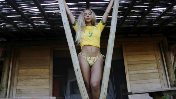 Beyoncé aparece de biquíni de lacinho e camisa da seleção brasileira de futebol