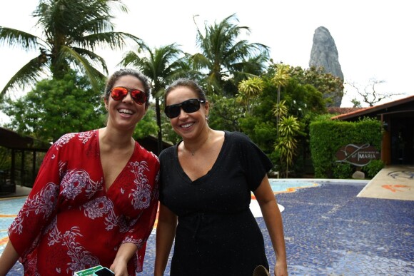 Na terça-feira (15), Daniela Mercury e a mulher Malu Verçosa foram conhecer algumas praias