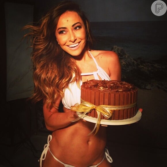 Sabrina Sato revelou que devora um bolo de chocolate as duas horas da manhã
