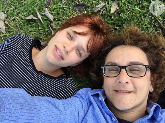 Bruna Linzmeyer e a cineasta Kity Féo estão namorando há um ano, diz a coluna 'Retratos da Vida', do jornal 'Extra', nesta quarta-feira, 18 de maio de 2016
